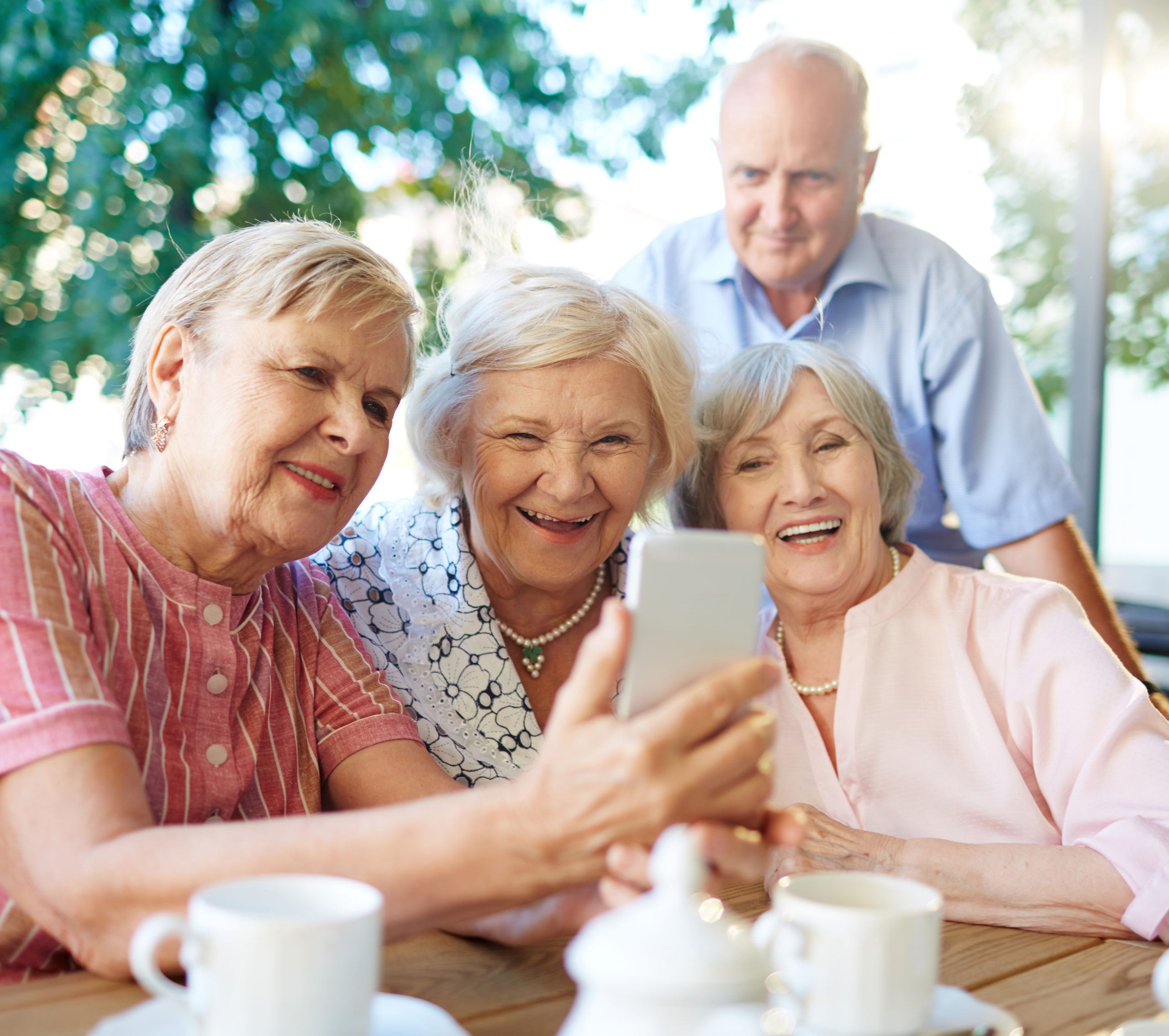 Modern seniors taking picture of themselves Rentner